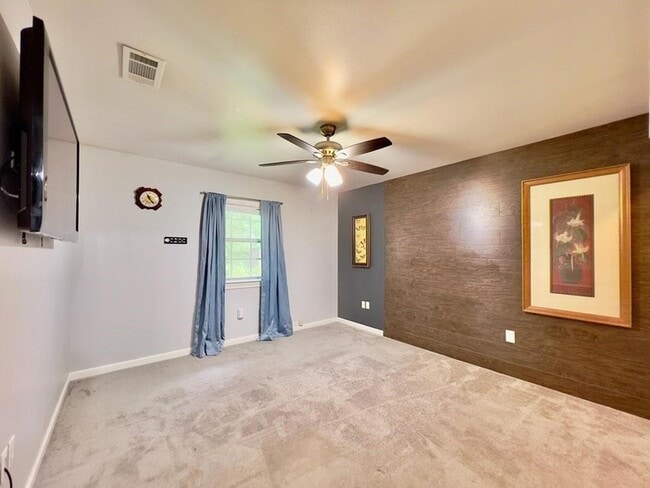 Building Photo - 658 Pierce Dr