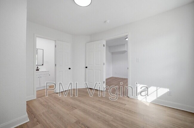 Building Photo - 307 N 4th St