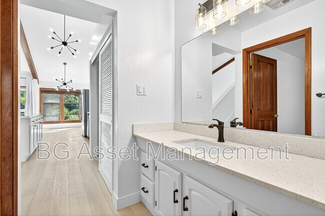 Building Photo - 2079 Ascot Dr