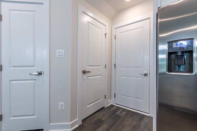Building Photo - Elegant Townhome Living Near Herndon Conveniences