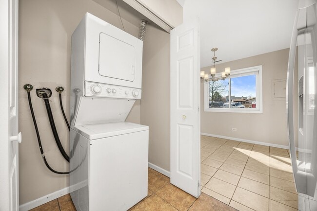 Building Photo - Carol Stream Townhome with Three Bedrooms and One Car Garage