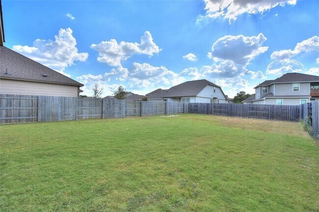 Building Photo - 204 Russet Trl