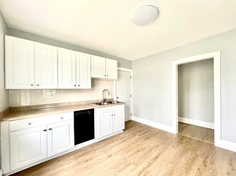 Building Photo - 1706 33rd St