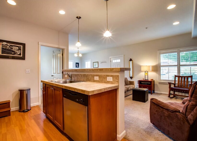 Building Photo - 10829 NE Red Wing Way