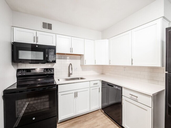 Building Photo - 593 Riverview Dr