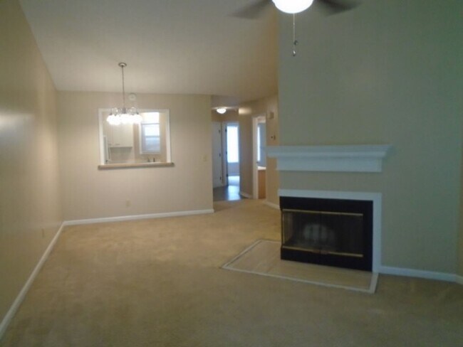 Building Photo - 2 bedroom condo for rent close to base!