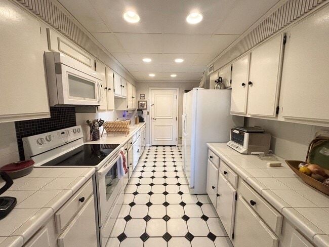 Building Photo - Luxury Living at its Finest!