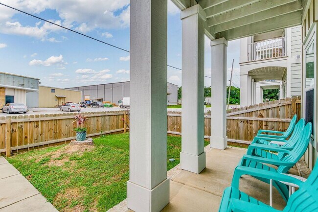 Building Photo - 1002 W Main St