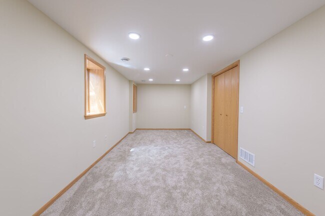 Building Photo - Must see home in mendota heights, huge lot...