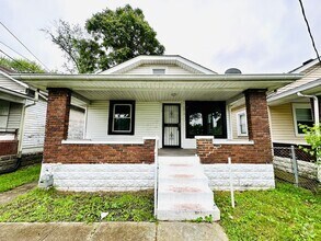 Building Photo - Updated 2BR house in Portland with unfinis...