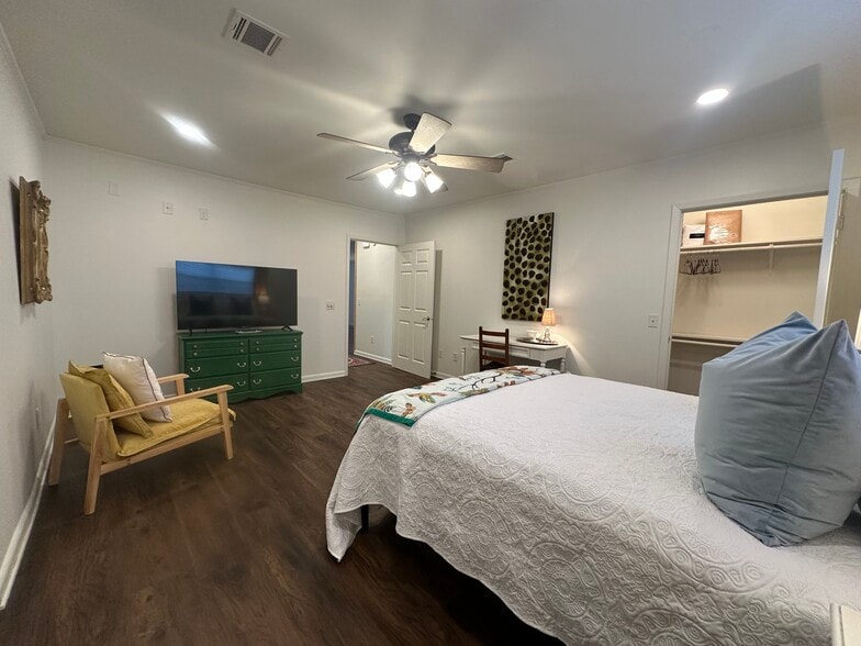 Building Photo - 402 Wallace Dean Rd