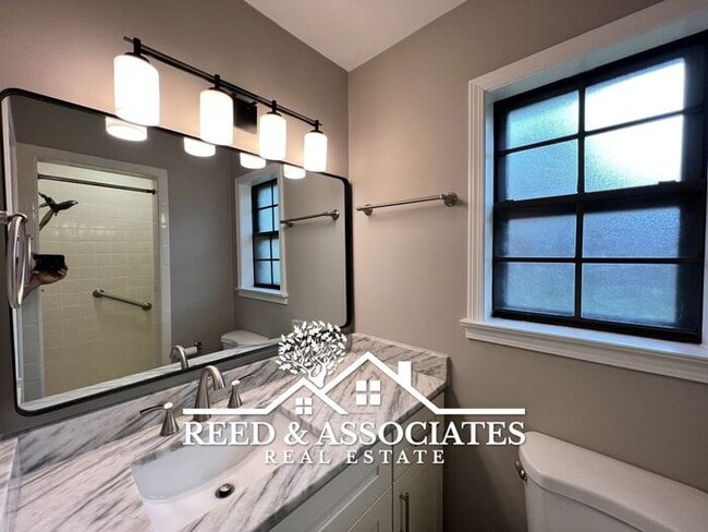 Building Photo - Renovated Collierville Home!
