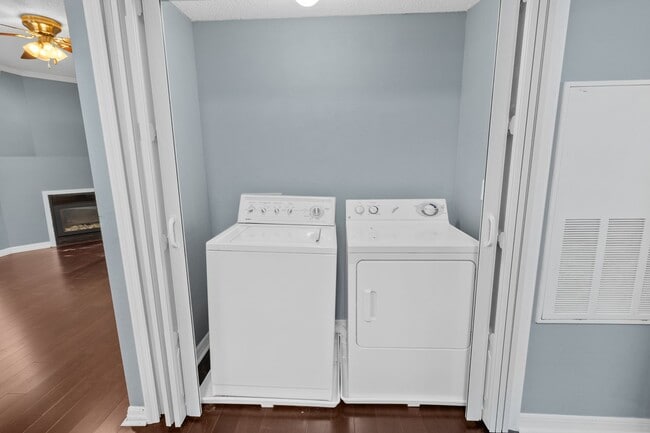 Building Photo - Luxurious 1 Bed / 1 Bath Condo in The Link...