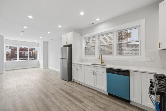 Building Photo - 4044 W Kamerling Ave