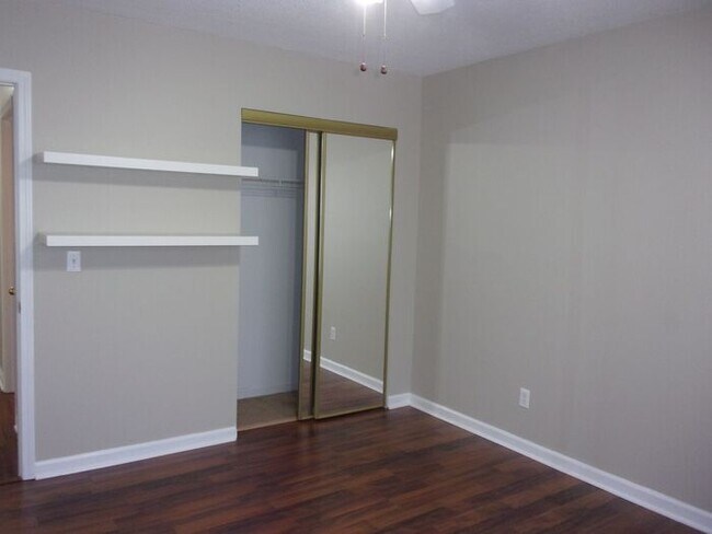 Building Photo - 2 Bedroom 2 Bath Duplex near Cherry Park