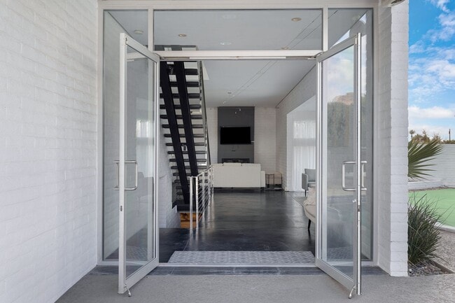 Building Photo - Mid-century modern home in Arcadia with pr...