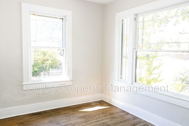 Building Photo - 910 S Crest