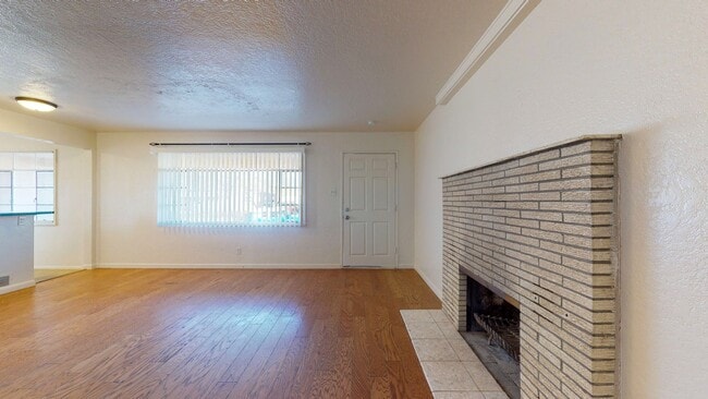 Building Photo - UPTOWN 3 Bedroom +Office  2 Bath with Garage