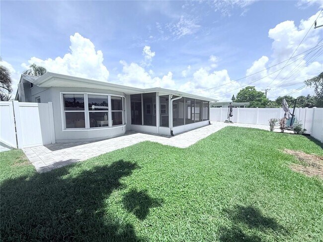 Building Photo - 6841 Roxbury Dr