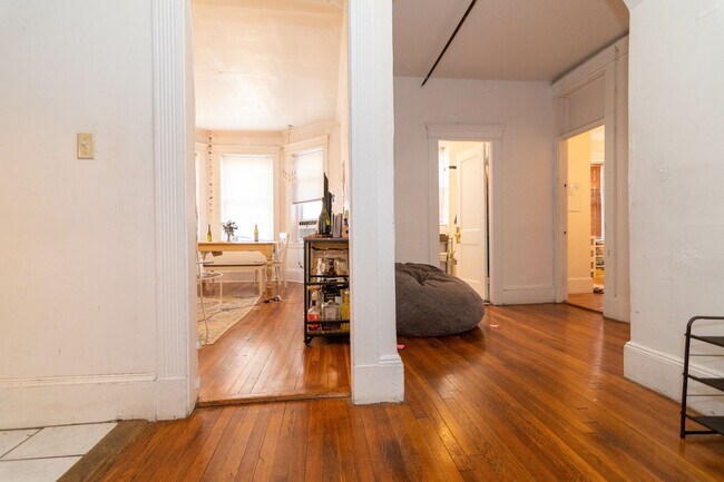 Building Photo - Great Three bed in Packards corner