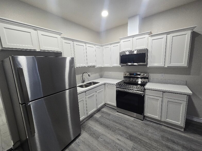 Building Photo - 512 S Hackberry St