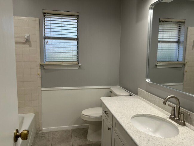 Building Photo - 1709 Vicksburg Dr