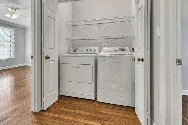 Building Photo - Amazing 2BE/2.5BA duplex in the heart of Belmont & Hillsboro Village!