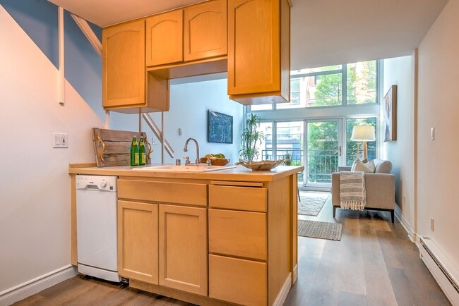 Building Photo - Modern Loft On First Hill!