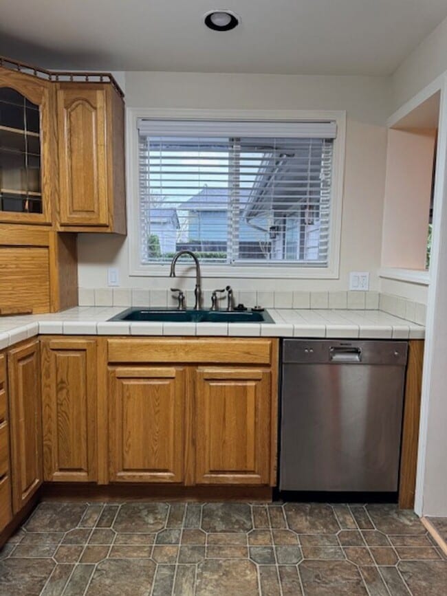 Building Photo - Burlington 3 Bed 2 Bath Home in quiet neighborhood