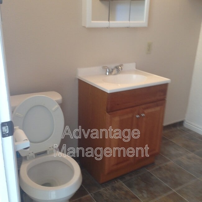 Building Photo - 842 50 E