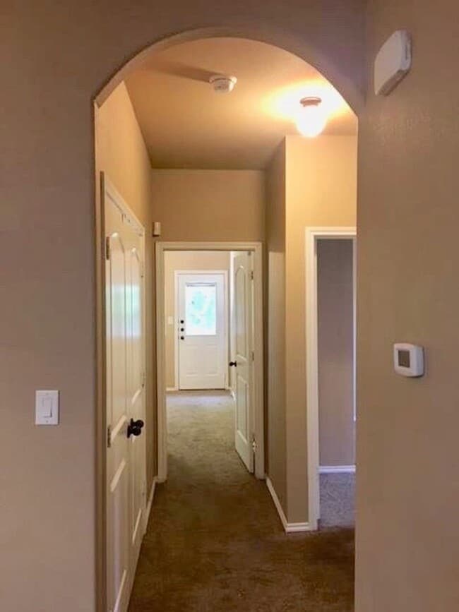 Building Photo - Availabe Now! Nice 3 Bedroom Duplex located in New Braunfels!