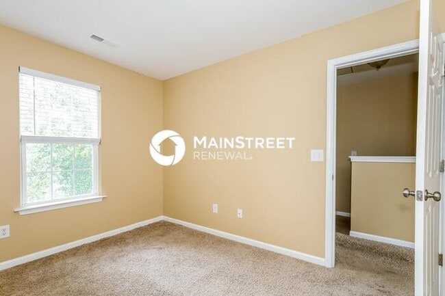 Building Photo - 3 Bedroom Pet-Friendly Home in Charlotte, NC with Main Street Renewal