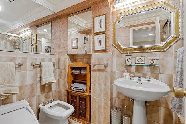 Building Photo - 163 E 71st St