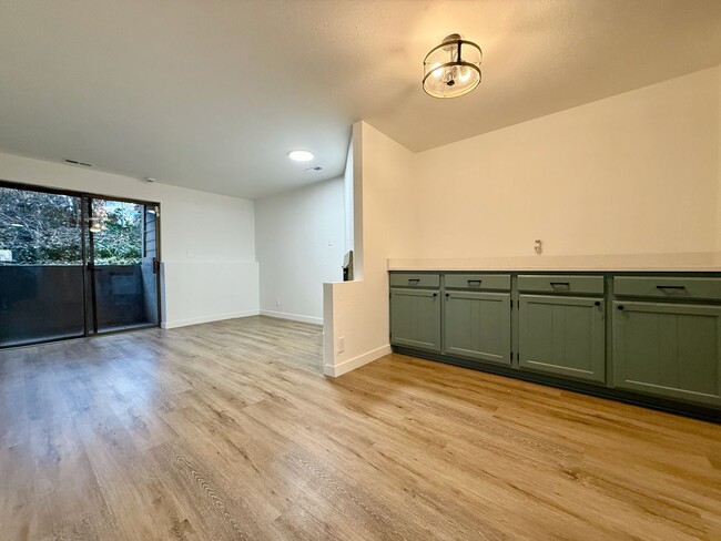 Building Photo - Completely Updated 1 Bedroom Condo in Holl...