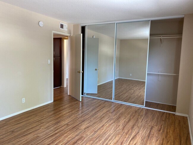 Building Photo - 411 W Riverside Dr