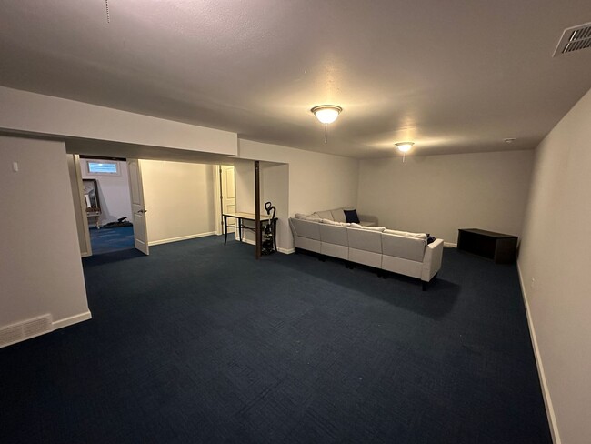 Building Photo - Huge 3BR/3BA house on Madison's West Side!