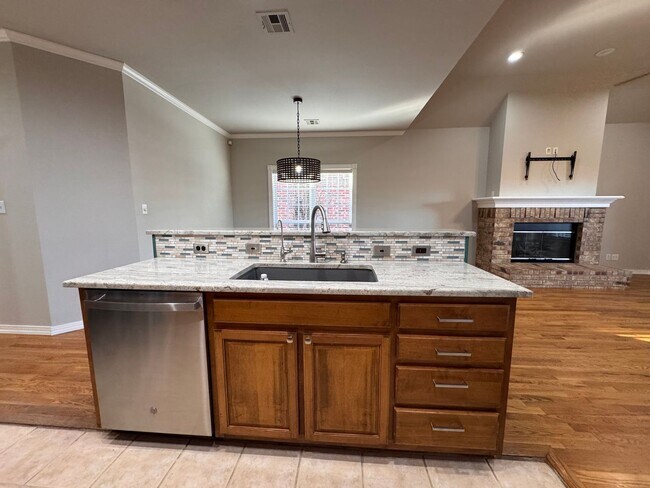 Building Photo - Immaculete 4 bedroom 2 bath in Jenks!