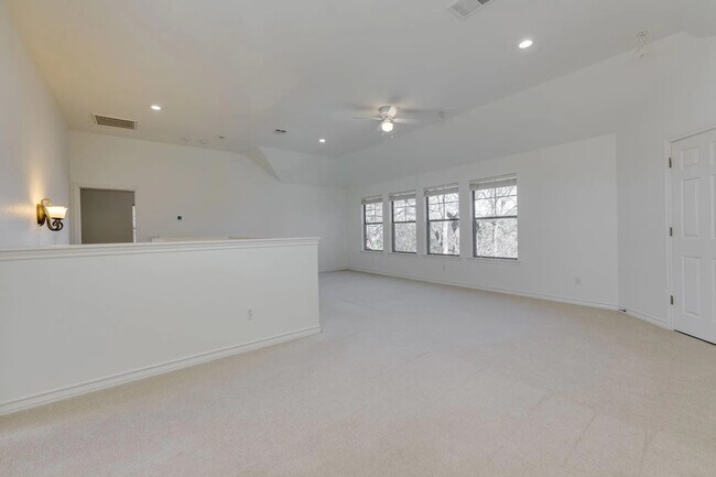 Building Photo - 132 Lakeway Dr