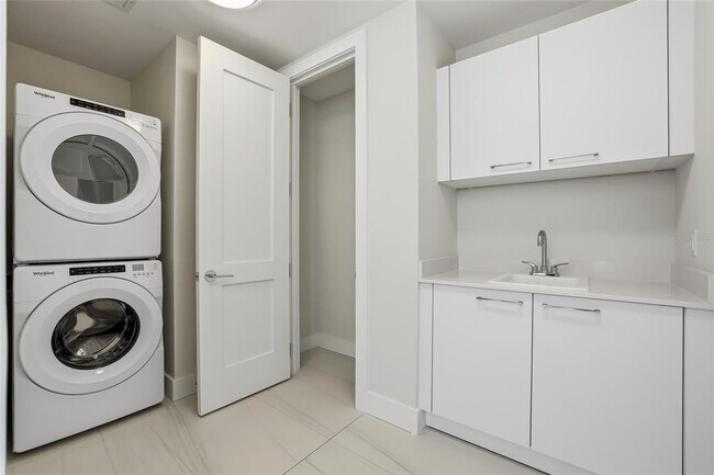 Building Photo - 275 1st Ave S