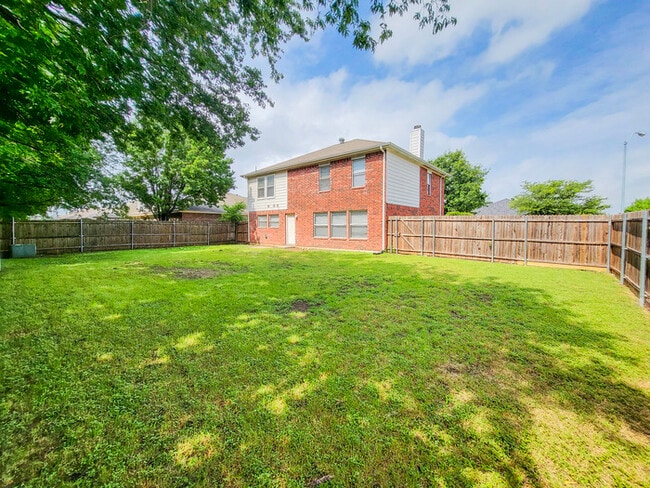 Building Photo - Huge home features 4 bedrooms & 2.5 baths for Rent!