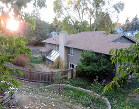Building Photo - Spacious 4 Bed / 3 Bath Near Downtown with Two Master Bedrooms! Available beginning of August