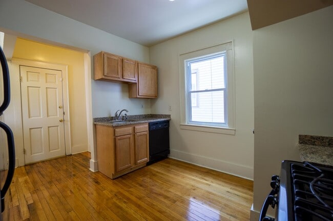 Building Photo - Available 8/1/26 - Spacious Newly Renovate...