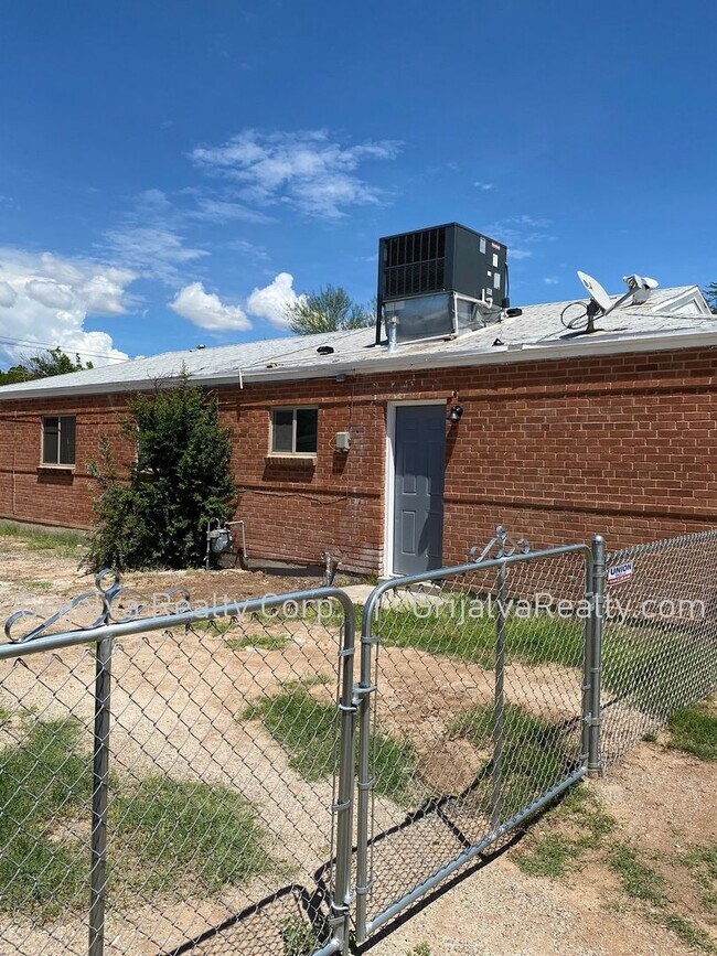 Building Photo - 4541 E 18th St