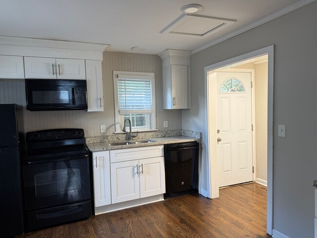 Building Photo - Cute 1 bedroom Cottage