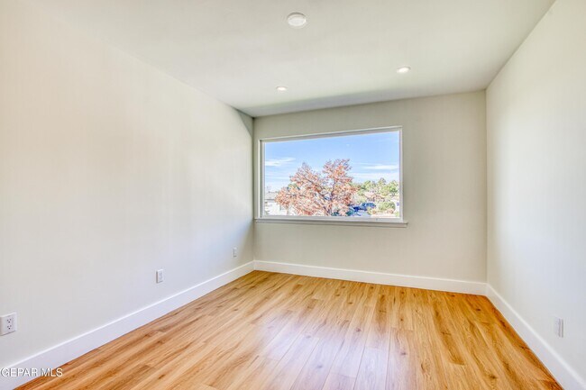Building Photo - 1210 La Cruz Dr