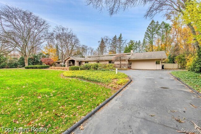 Building Photo - 5760 Snowshoe Cir