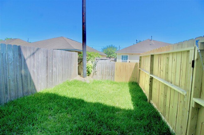 Building Photo - 3419 Redbud St
