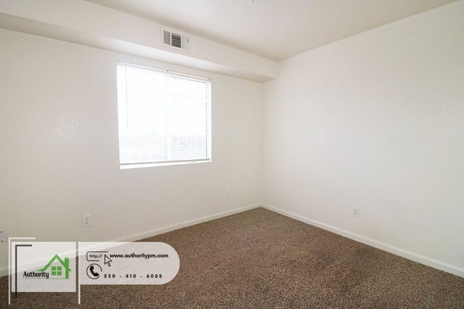 Building Photo - 1549 Bruce Dr