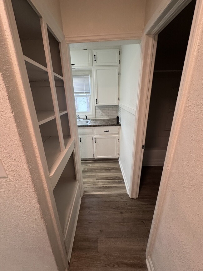 Building Photo - "Cozy 1-Bed Gem in Wichita – Perfect Balance of Comfort and Convenience!"