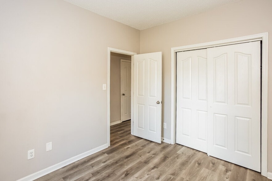 Building Photo - 11878 Meadhaven Dr